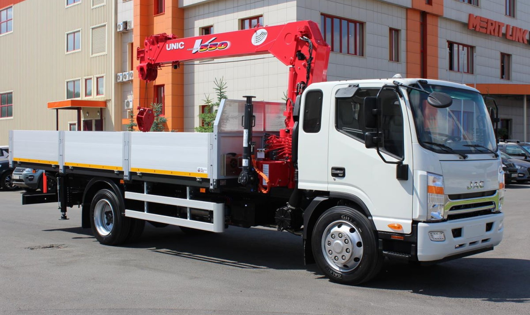 JAC N120L с КМУ: надежность и производительность в одном автомобиле