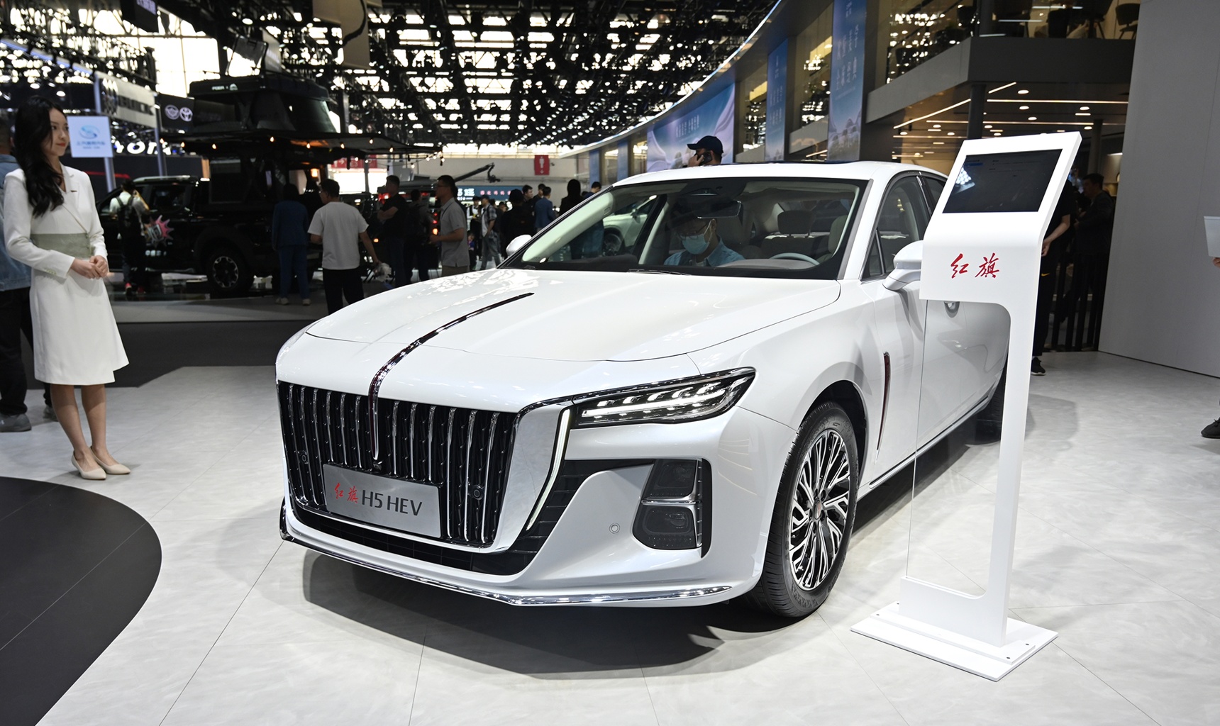 В Китае представили новый гибрид HONGQI H5 PHEV с запасом хода 1600 километров