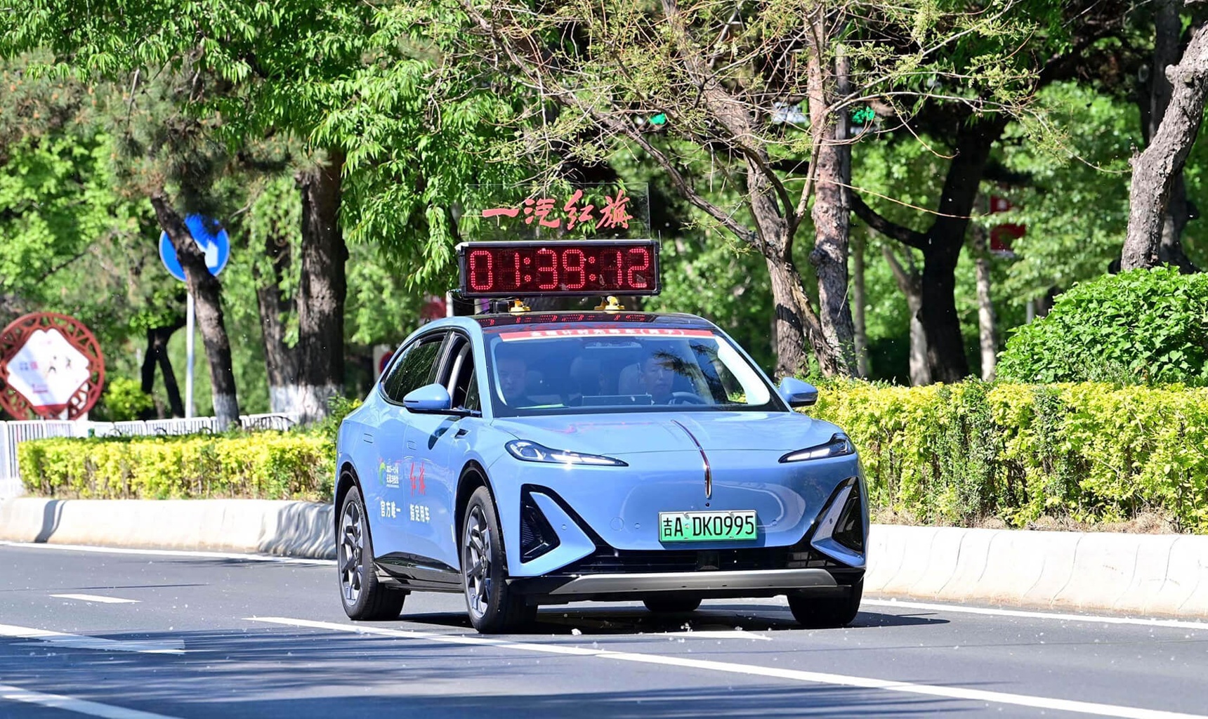 HONGQI предоставил автомобили для сопровождения Чанчуньского международного марафона