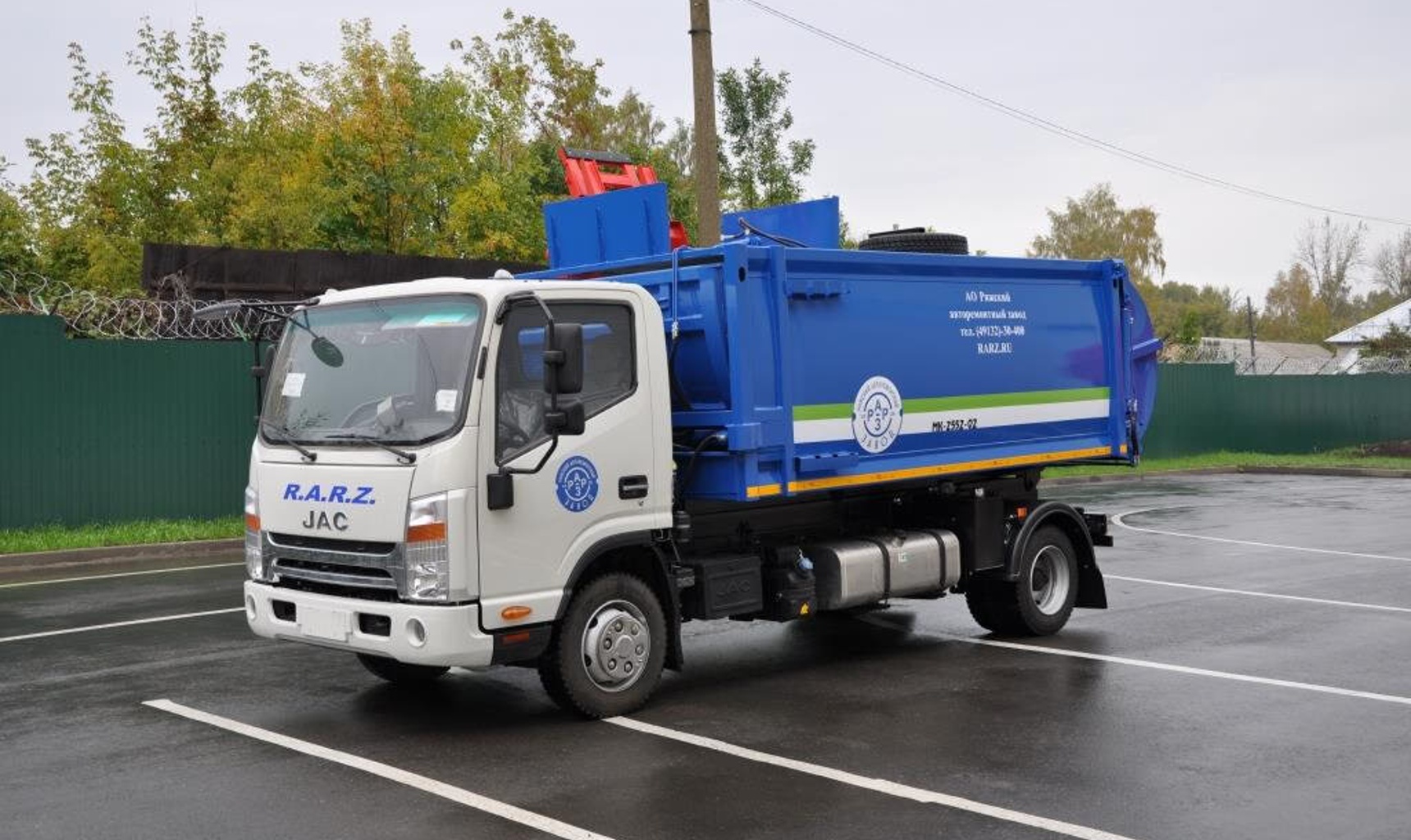 Новое решение для регионов – мусоровоз JAC N90 с боковой загрузкой