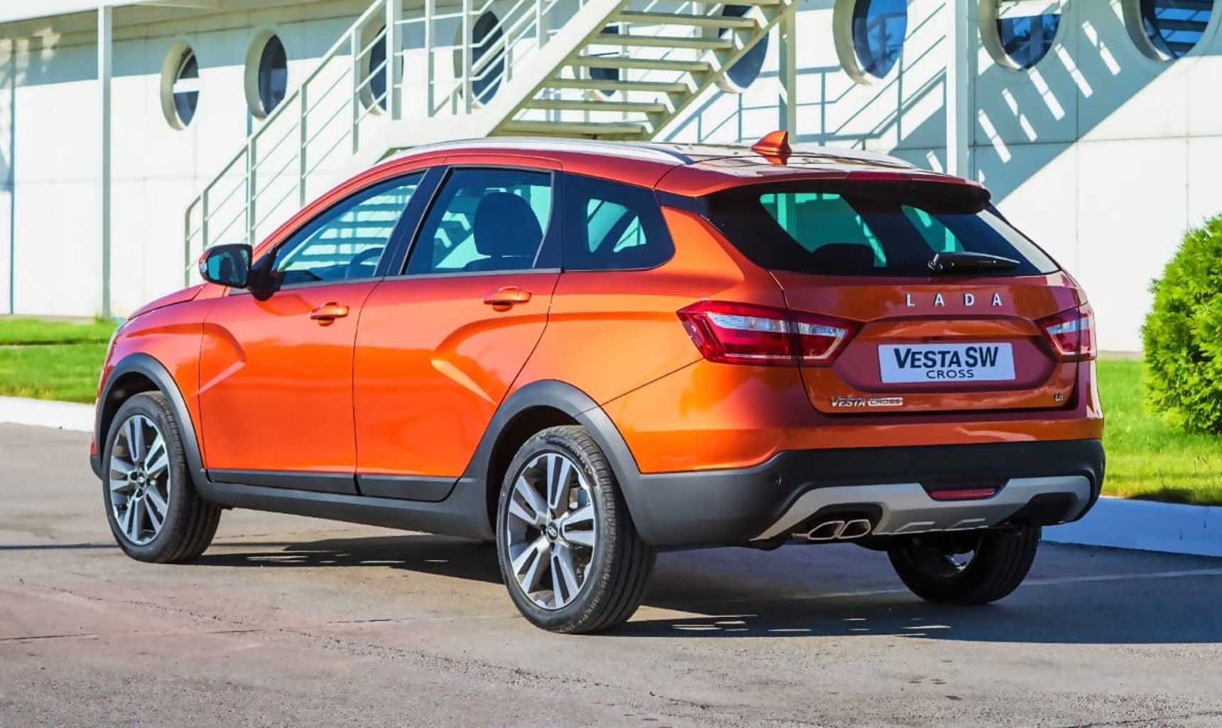 SOLARIS KRS против LADA Vesta Cross: какой седан выбрать в Кузбассе летом 2025
